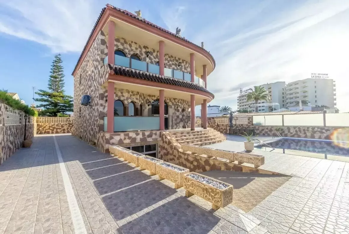 4-bedroom Villa In Orihuela Costa, Spain (400 M²)