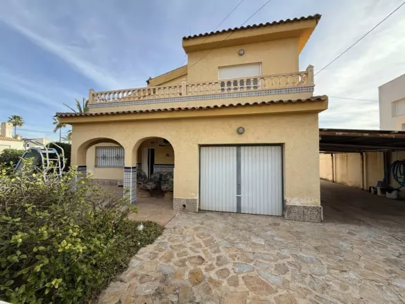 6-bedroom Villa In Torrevieja, Spain (170 M²)