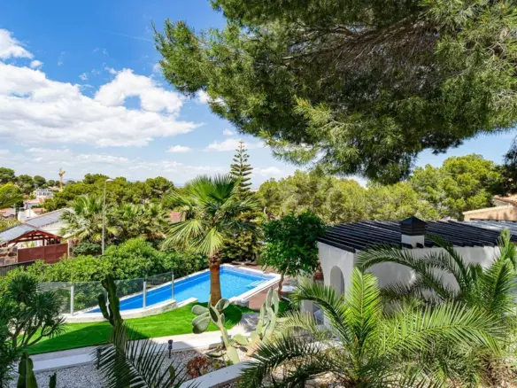 6-bedroom Villa In Torrevieja, Spain (286 M²)