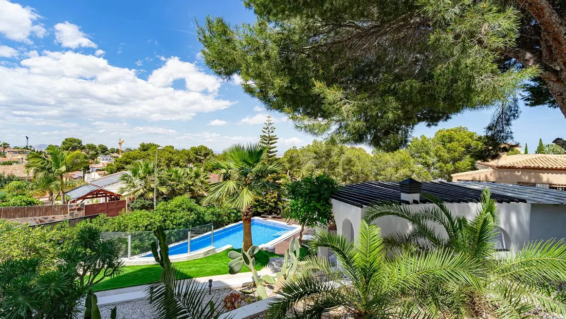 6-bedroom Villa In Torrevieja, Spain (286 M²)