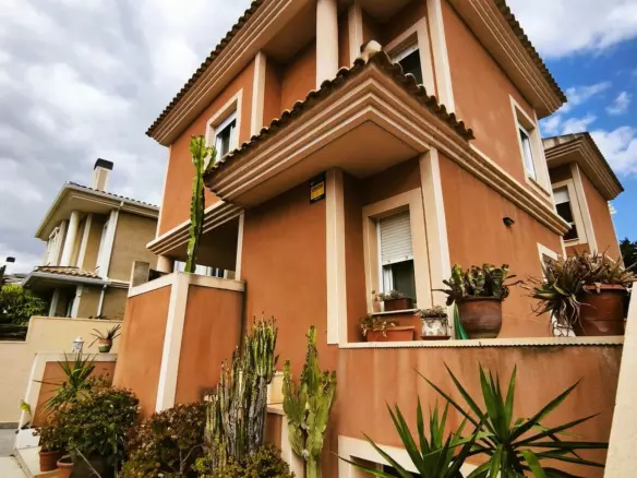 4-bedroom Villa In Alicante, Spain (405 M²)
