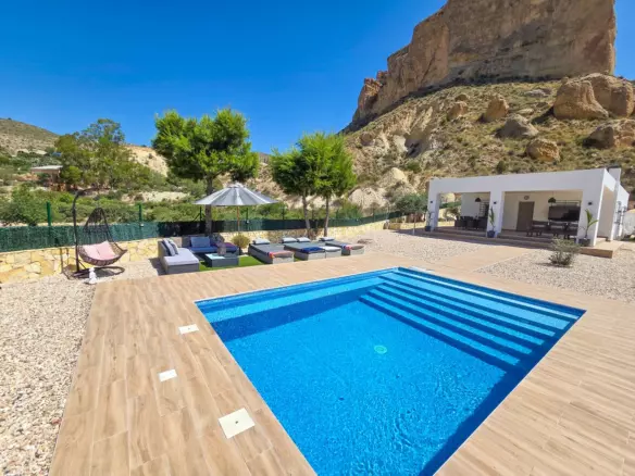 3-bedroom Villa In Crevillent, Spain (140 M²)