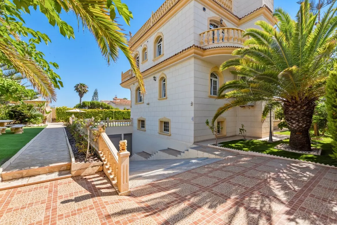 6-bedroom Villa In Orihuela Costa, Spain (760 M²)