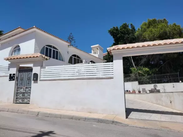 5-bedroom Villa In San Miguel De Salinas, Spain (557 M²)