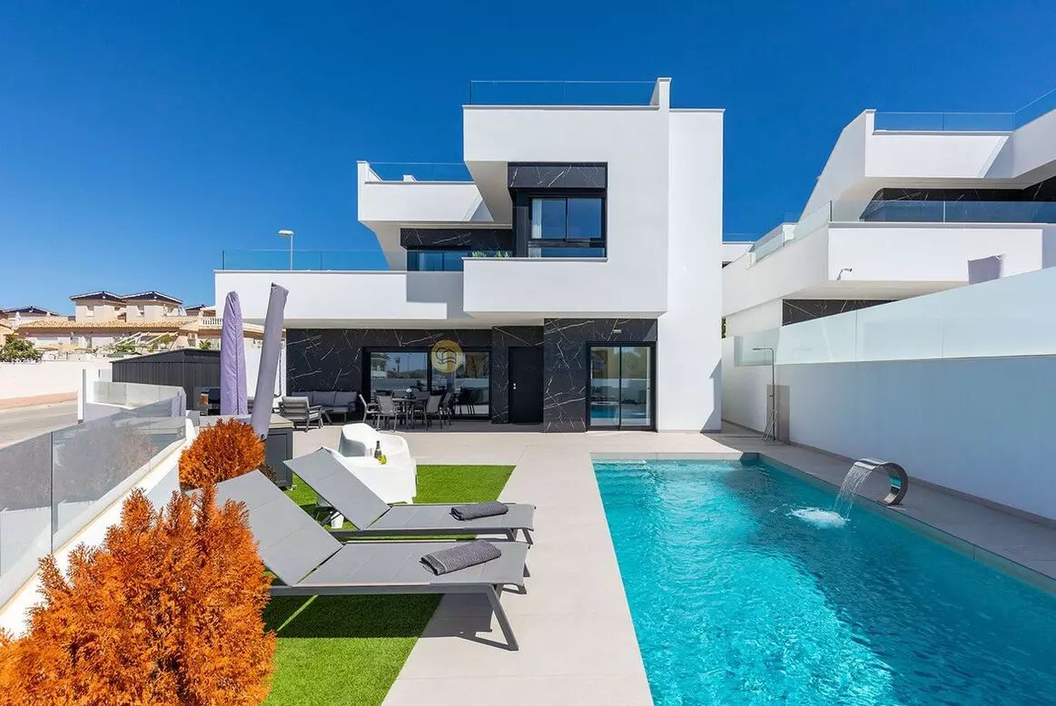 3-bedroom Villa In Rojales, Spain (129 M²)