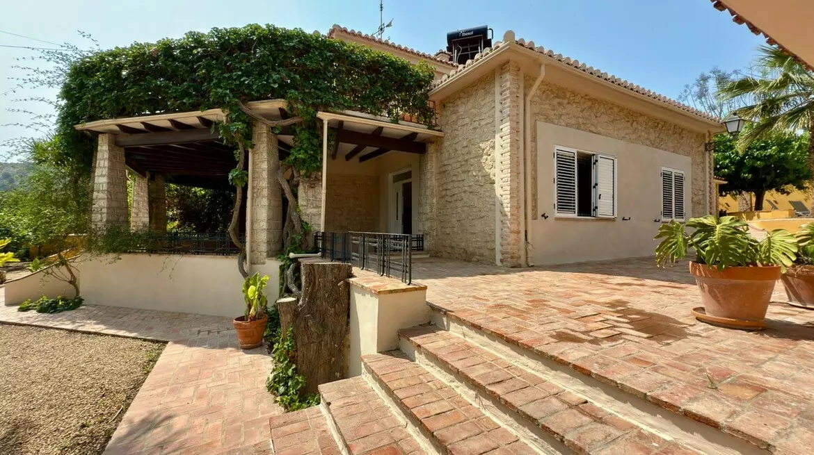 6-bedroom Villa In Alicante, Spain (500 M²)