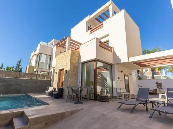 3-bedroom Villa In Rojales, Spain (153 M²)