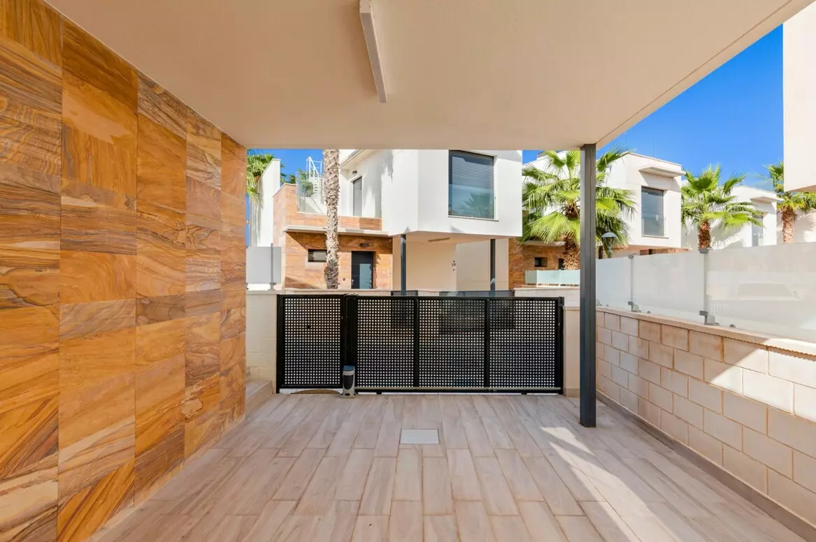 5-bedroom Villa In Orihuela Costa, Spain (180 M²)