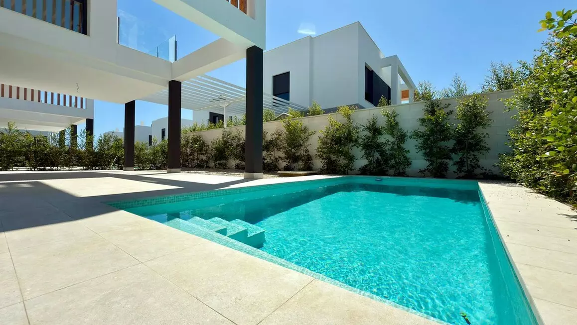 4-bedroom Villa In Alicante, Spain (224 M²)