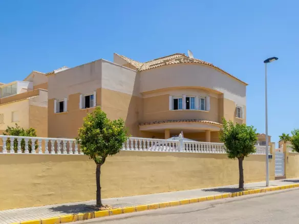 6-bedroom Villa In Torrevieja, Spain (375 M²)