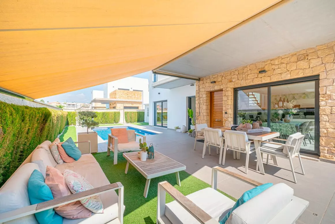 3-bedroom Villa In Rojales, Spain (136 M²)