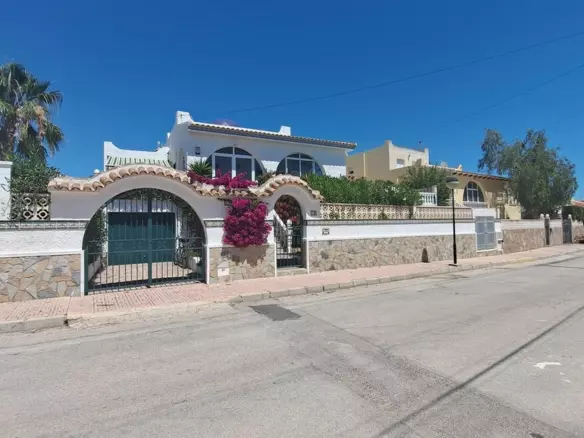 3-bedroom Villa In San Miguel De Salinas, Spain (173 M²)