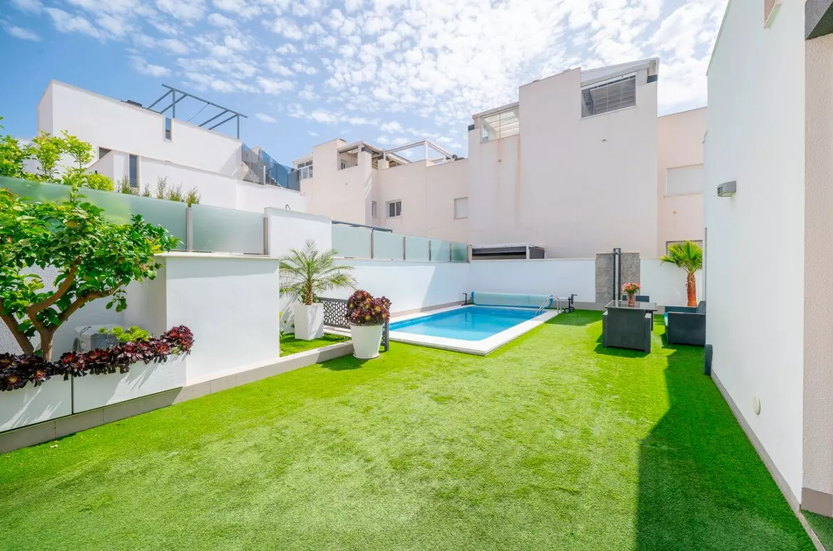 5-bedroom Villa In Torrevieja, Spain (194 M²)