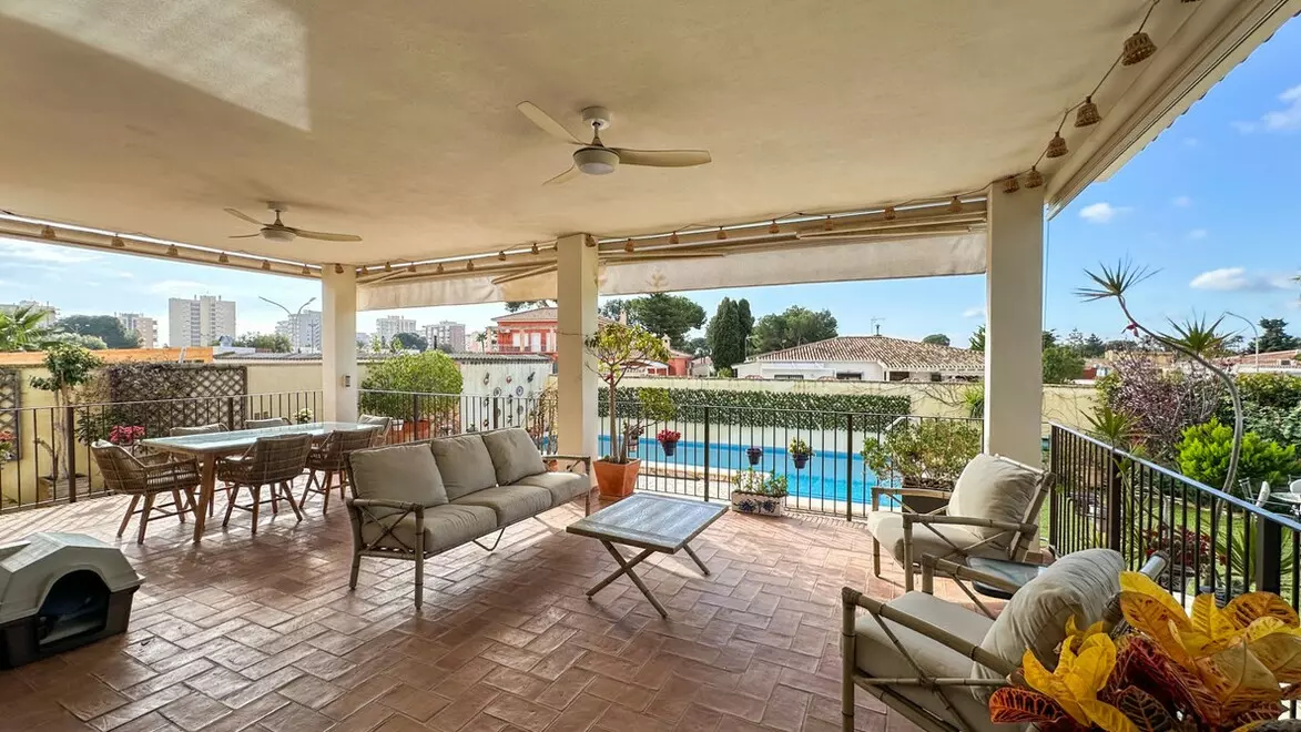 7-bedroom Villa In Orihuela Costa, Spain (450 M²)