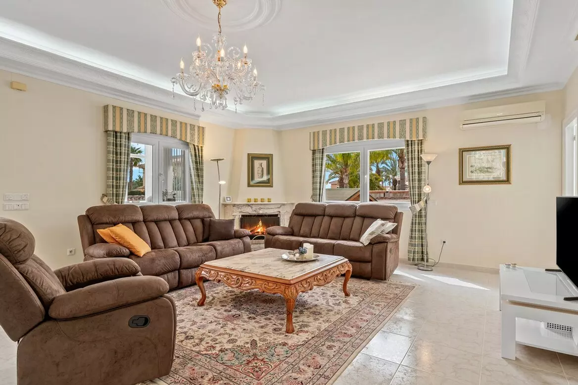 4-bedroom Villa In Rojales, Spain (292 M²)