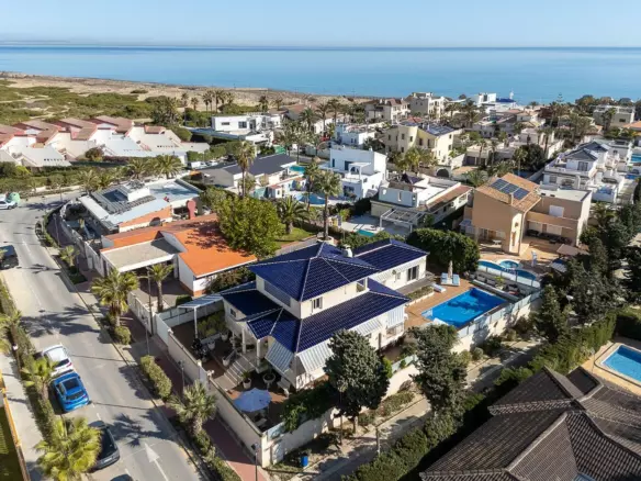 5-bedroom Villa In Torrevieja, Spain (370 M²)
