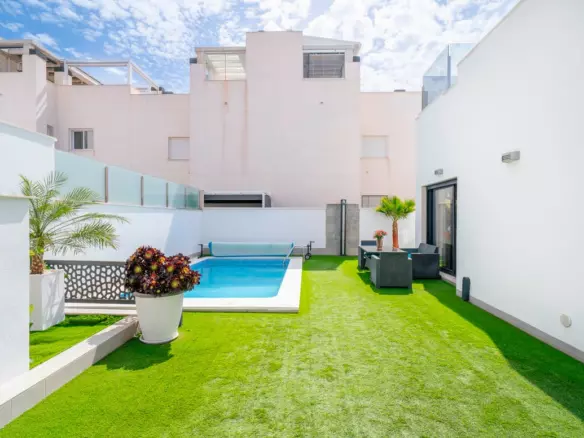 5-bedroom Villa In Torrevieja, Spain (194 M²)