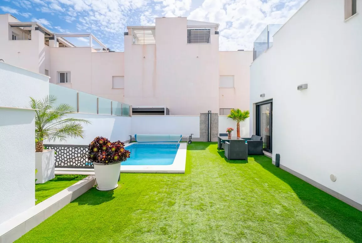 5-bedroom Villa In Torrevieja, Spain (194 M²)