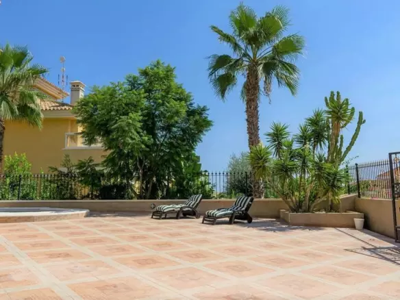 3-bedroom Villa In Alicante, Spain (132 M²)