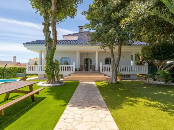 4-bedroom Villa In Torrevieja, Spain (420 M²)