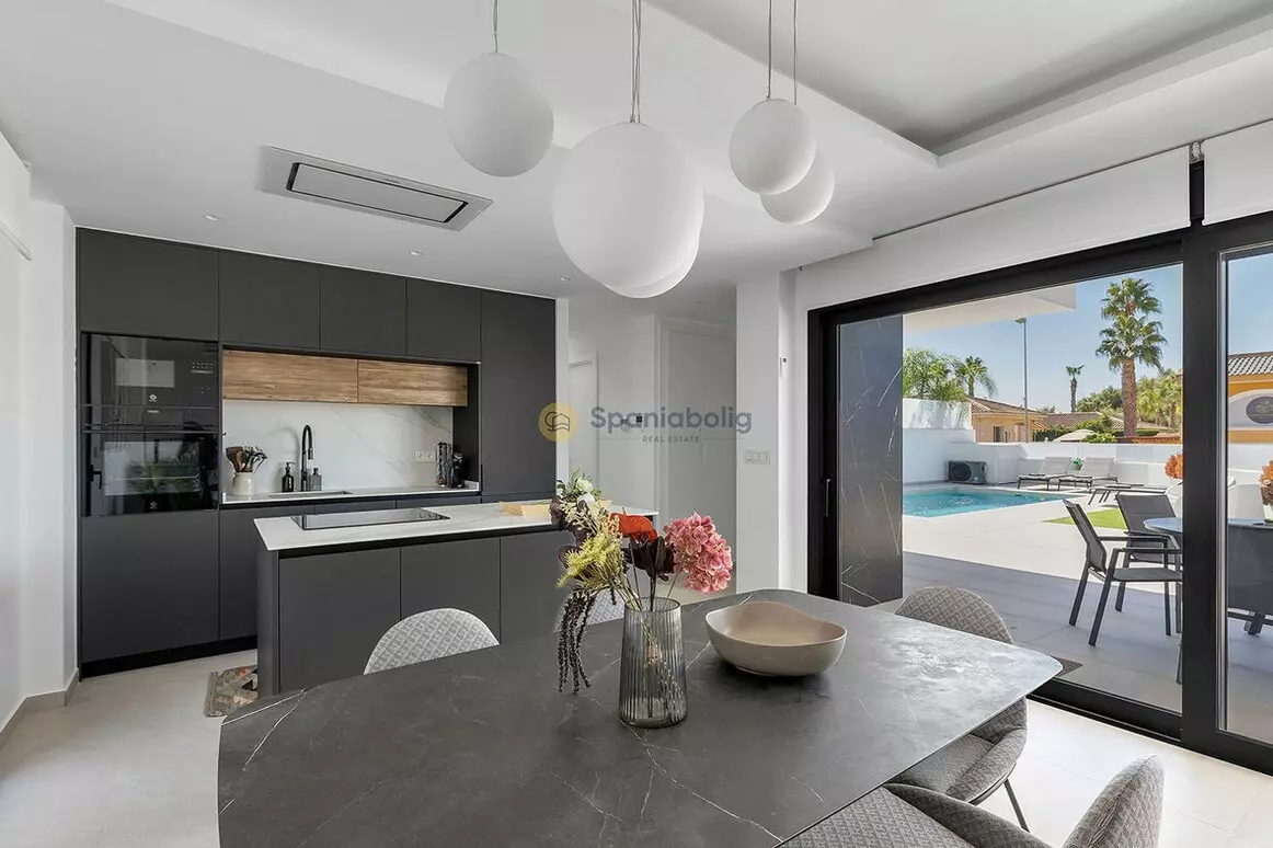 3-bedroom Villa In Rojales, Spain (129 M²)
