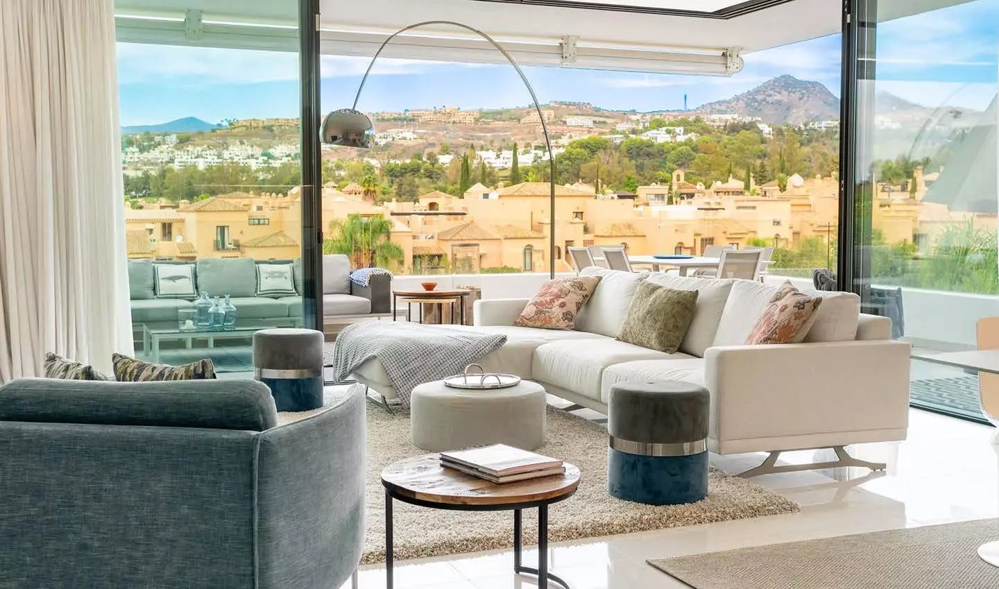 Elegant Apartment With Expansive Terrace In Marbella Golden Mile