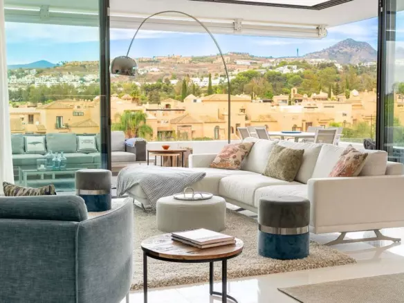 Elegant Apartment With Expansive Terrace In Marbella Golden Mile