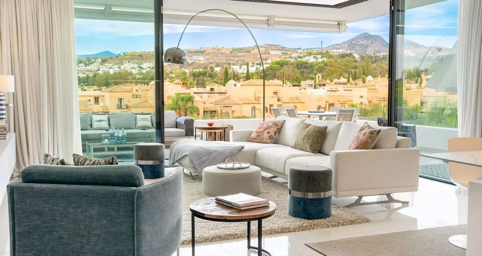 photo_page01_01 Elegant Apartment With Expansive Terrace In Marbella Golden Mile