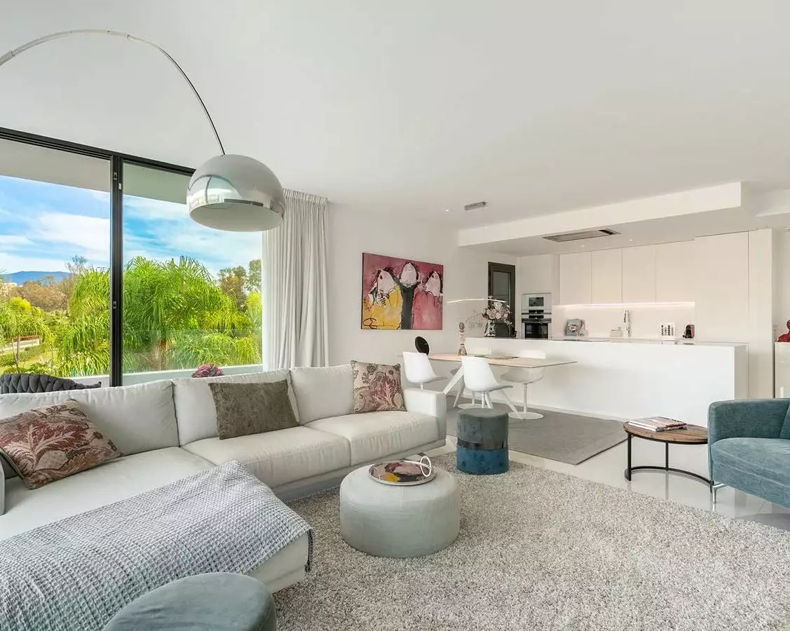 Elegant Apartment With Expansive Terrace In Marbella Golden Mile