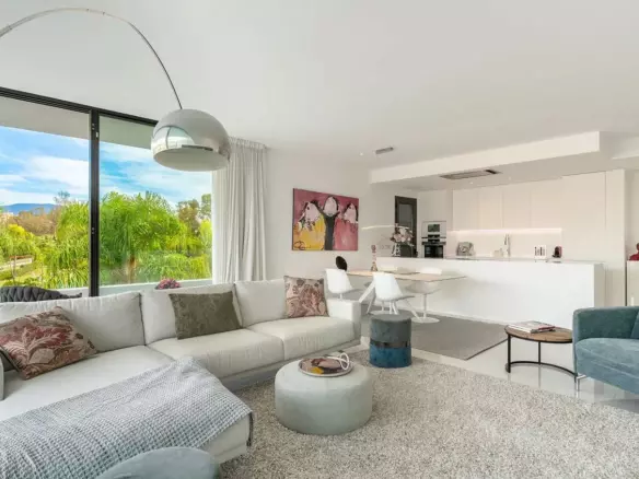 Elegant Apartment With Expansive Terrace In Marbella Golden Mile