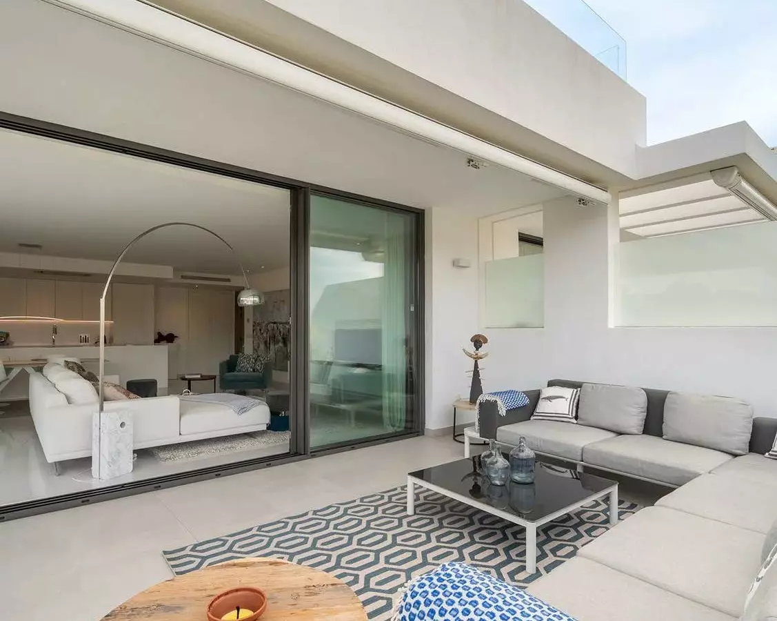 Elegant Apartment With Expansive Terrace In Marbella Golden Mile