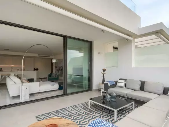 Elegant Apartment With Expansive Terrace In Marbella Golden Mile