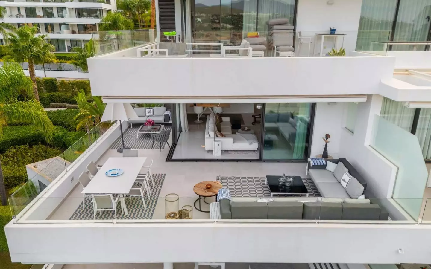 Elegant Apartment With Expansive Terrace In Marbella Golden Mile