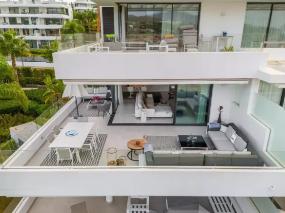 Elegant Apartment With Expansive Terrace In Marbella Golden Mile