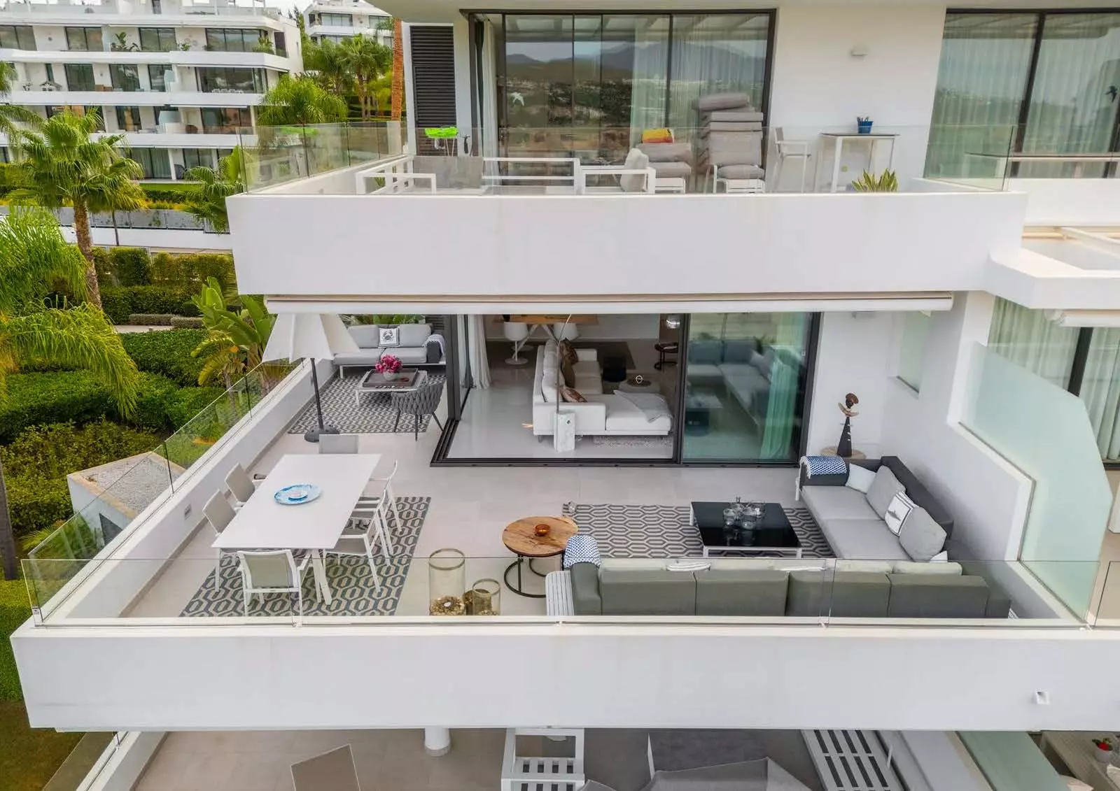 photo_page04_01 Elegant Apartment With Expansive Terrace In Marbella Golden Mile