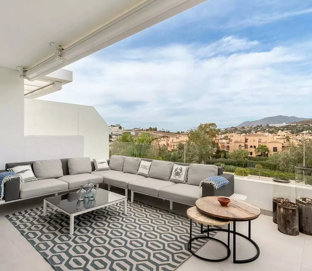 Elegant Apartment With Expansive Terrace In Marbella Golden Mile