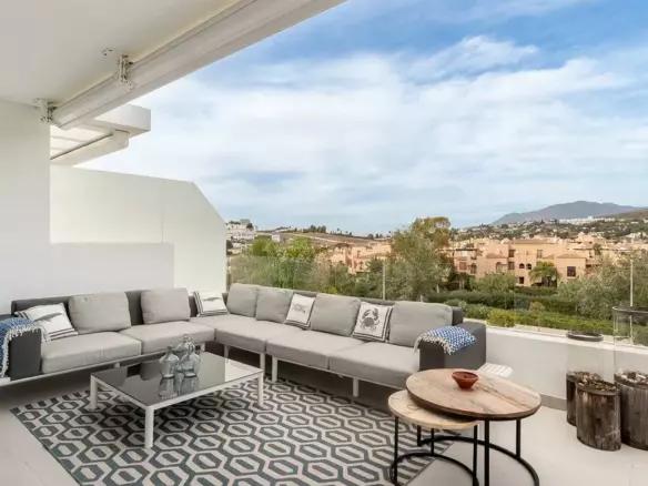 Elegant Apartment With Expansive Terrace In Marbella Golden Mile
