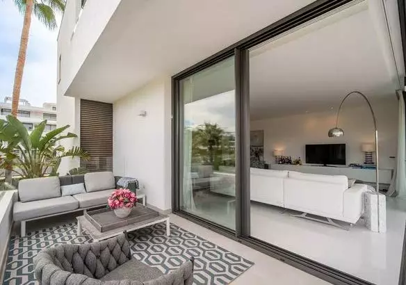 Elegant Apartment With Expansive Terrace In Marbella Golden Mile