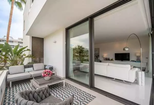 Elegant Apartment With Expansive Terrace In Marbella Golden Mile