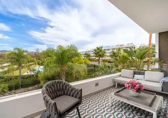 Elegant Apartment With Expansive Terrace In Marbella Golden Mile