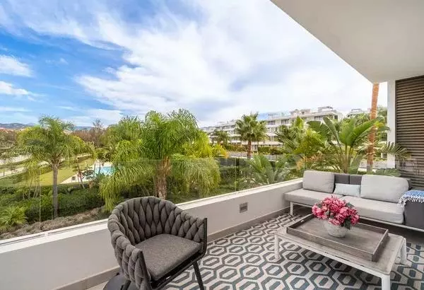 Elegant Apartment With Expansive Terrace In Marbella Golden Mile