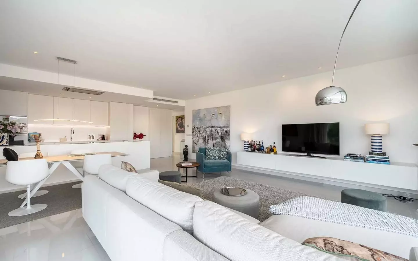 Elegant Apartment With Expansive Terrace In Marbella Golden Mile