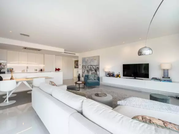 Elegant Apartment With Expansive Terrace In Marbella Golden Mile