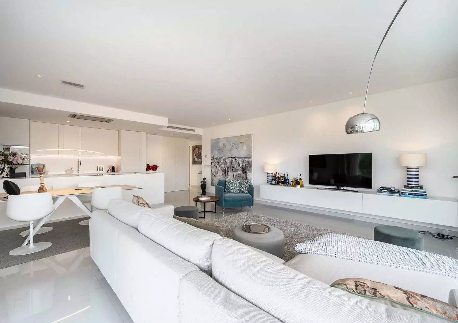 photo_page06_01 Elegant Apartment With Expansive Terrace In Marbella Golden Mile