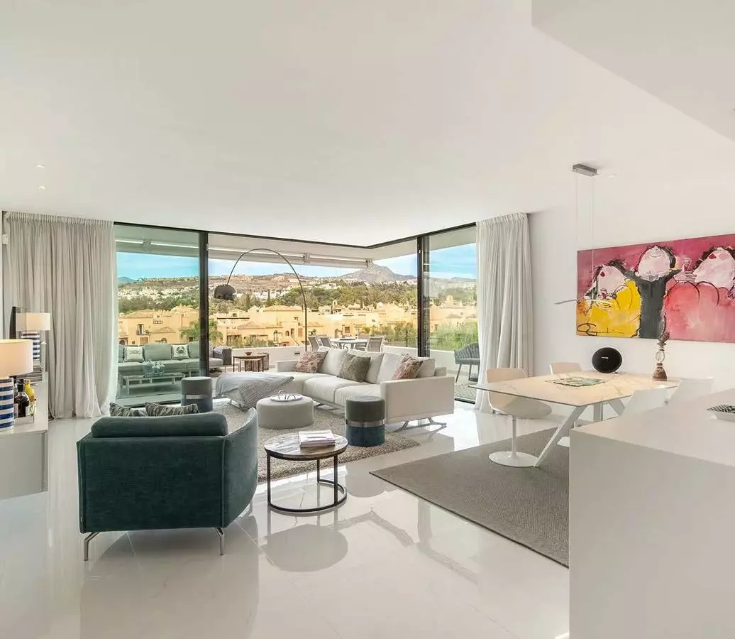Elegant Apartment With Expansive Terrace In Marbella Golden Mile