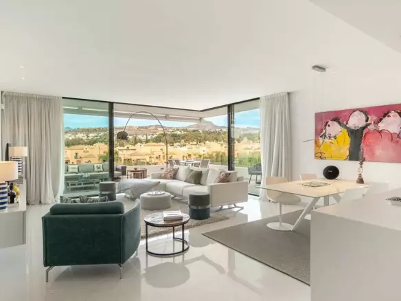 Elegant Apartment With Expansive Terrace In Marbella Golden Mile