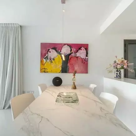 Elegant Apartment With Expansive Terrace In Marbella Golden Mile