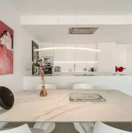 Elegant Apartment With Expansive Terrace In Marbella Golden Mile