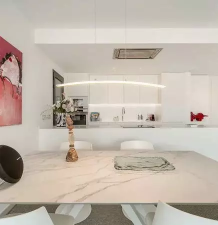 Elegant Apartment With Expansive Terrace In Marbella Golden Mile