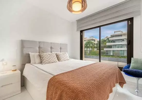 Elegant Apartment With Expansive Terrace In Marbella Golden Mile